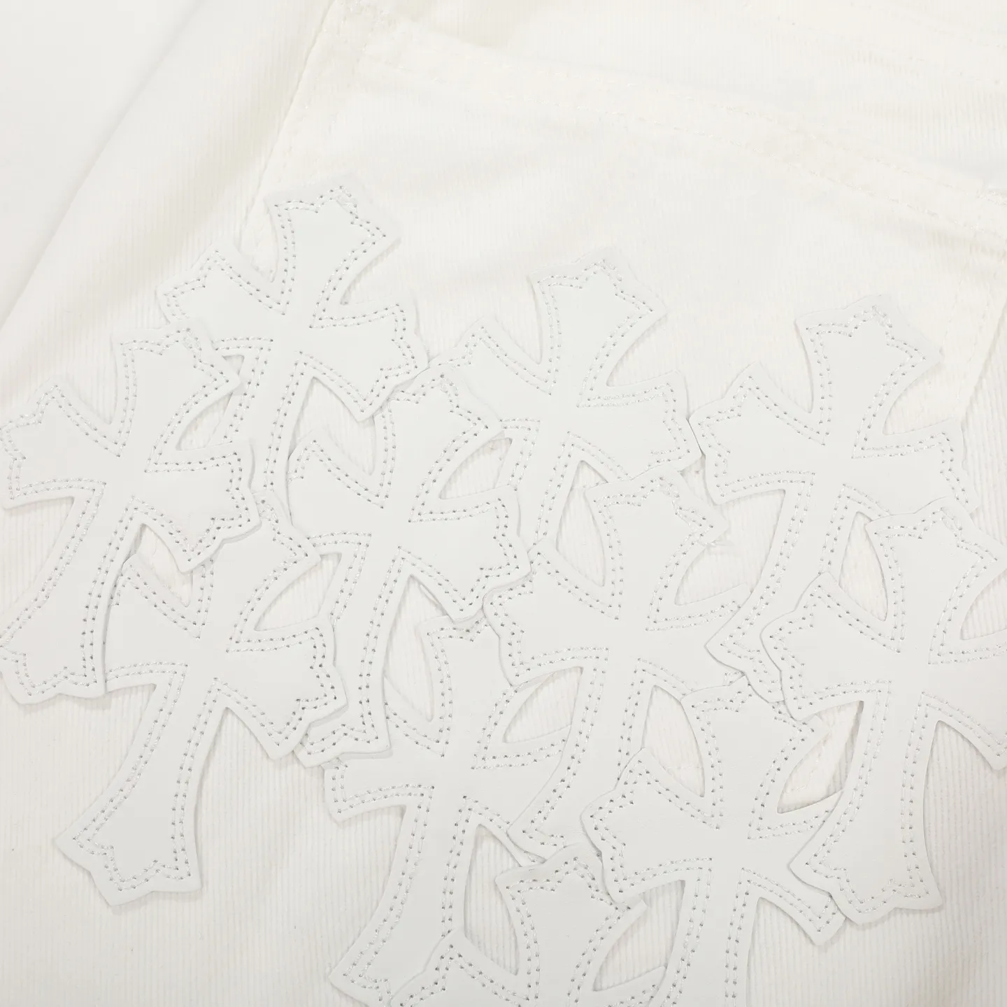 P280 Chrome Hearts/Chrome Hearts 25FW CH top denim large cross leather jeans (white) Chrome Hearts white cow king jeans Chrome Hearts' most popular color pants are made of beaded canvas fabric. Heavy washing makes the upper body of the fabric more textured and the pants are tall and straight! The three-dimensional cutting of the whole trousers is a masterpiece! The hardware is customized by zp. The beaded canvas fabric is thick and soft after being washed. It has good breathability. Customized small leather label. Unique design. The details are in place, simple and elegant, and the workmanship is exquisite. The whole trousers are neatly routed and the details are in place. Look for the correct version. Size: 28 30 32 34 (corresponding to s-xl) Detailed size can be found in Figure 9